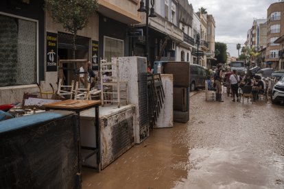 Varias personas colaboran en las labores de limpieza, a 31 de octubre de 2024, en Aldaia, Valencia, Comunidad Valenciana