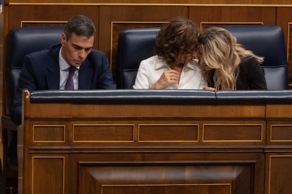 Pedro Sánchez, María Jesús Montero y Yolanda Díaz durante una sesión en el Congreso.