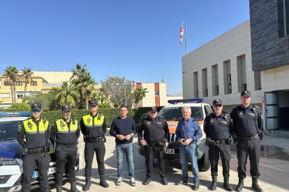 Los 6 agentes que se desplazarán a Paiporta junto a Serafín López, concejal de Seg. Ciudadana y Bernabé Cano, alcalde de La Nucía