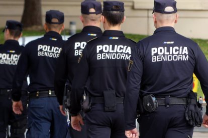 Agentes de la Policía Municipal de Benidorm que se desplazan a las zonas afectadas