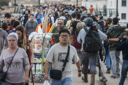 Decenas de personas en el puente que une València con La Torre, donde centenares de personas llegan de Valencia de abastecerse de agua y alimentos mientras otras salen de ayudar, a 31 de octubre de 2024, en Valencia, Comunidad Valenciana (España). Esta mañana se han reanudado las labores de búsqueda de los desaparecidos en las zonas afectadas por la ana en la Comunidad Valenciana, que se ha cobrado la vida de más de 100 personas, por el momento. Además, los daños materiales son incontables con carreteras cortadas y zonas aisladas por el agua, el barro y los corrimientos de tierra. Muchos municipios están sin agua potable y unas 75.000 personas se encuentran sin suministro eléctrico en la provincia de Valencia a consecuencia del temporal. Esta DANA es la catástrofe atmosférica más trágica que se haya registrado en España en más de medio siglo.

Rober Solsona