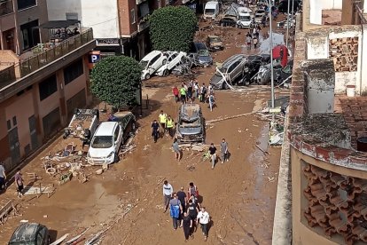 Voluntarios acuden a la zona devastada por la DANA