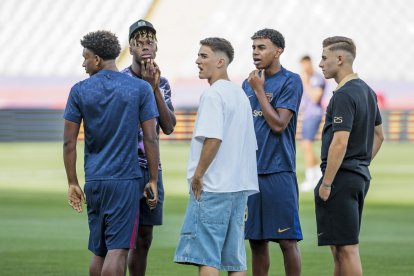 Nico Williams habla con los jugadores del Barcelona.