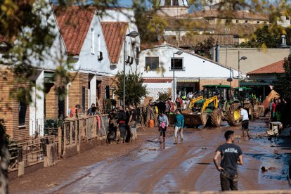 Vecinos y voluntarios limpian los estragos ocasionados por la DANA, a 1 de noviembre de 2024, en Utiel.