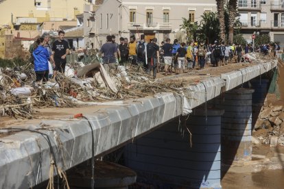 Varias personas limpian los estragos ocasionados por la DANA, a 1 de noviembre de 2024, en Paiporta