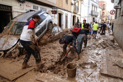 La población de Paiporta y los voluntarios, limpiando las calles