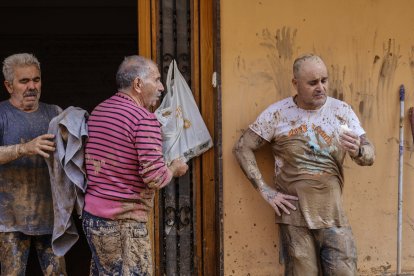 Varias personas limpian los estragos ocasionados por la DANA, a 1 de noviembre de 2024, en Paiporta