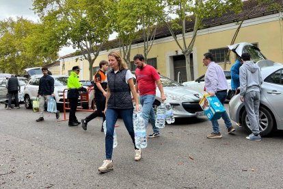 La alcaldesa colaborando con la recogida de alimentos