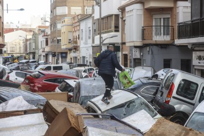 Decenas de coches amontonados