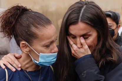 La Reina Letizia llora en su visita a Paiporta