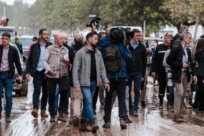 Pedro Sánchez durante su visita a Paiporta antes de huir