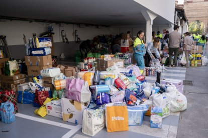 Voluntarios organizan los donativos en el punto de recogida de ayuda a Valencia de Chamberí, a 3 de noviembre de 2024, en Madrid (España). El punto de recogida de ayuda de Chamberí se trata de uno de los espacios municipales habilitados para la donación a la Comunidad Valenciana tras los efectos de la DANA, que el pasado 29 de octubre arrasó la zona y que deja ya una cifra de más de 210 fallecidos.

A. Pérez Meca / Europa Press
03/11/2024