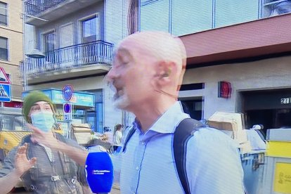 El momento en el que el reportero corta al vecino crítico con Pedro Sánchez.