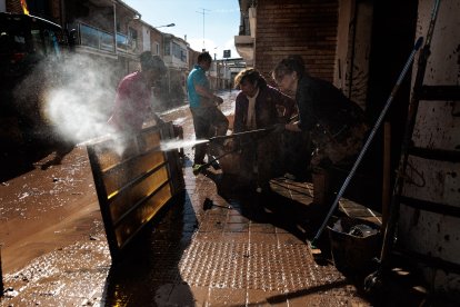 Utiel
Vecinos y voluntarios limpian los estragos ocasionados por la DANA, a 1 de noviembre de 2024, en Utiel, Valencia, Comunidad Valenciana (España). El sexto balance de fallecidos por el paso de la DANA por la provincia de Valencia deja 202 víctimas mortales. Desde última hora de este martes se activó el Procedimiento de Múltiples Víctimas, que está realizando los balances facilitados a través de la información recibida de los distintos cuerpos y fuerzas de seguridad y emergencias. Además, los daños materiales son incontables con carreteras cortadas y zonas aisladas por el agua, el barro y los corrimientos de tierra. Aproximadamente 23.000 personas continúan sin suministro eléctrico en la provincia de Valencia a causa del temporal de la DANA, tras haberlo recuperado más de 132.000 afectados desde el miércoles, el 85 por ciento de los inicialmente perjudicados. Esta DANA es la catástrofe atmosférica más trágica que se haya registrado en España en más de medio siglo.

Carlos Luján / Europa Press
01/11/2024