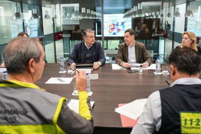 El presidente de la Junta de Andalucía, Juanma Moreno, y el consejero de Presidencia e Interior, Antonio Sanz, durante la reunión de coordinación en el Centro de Emergencias.