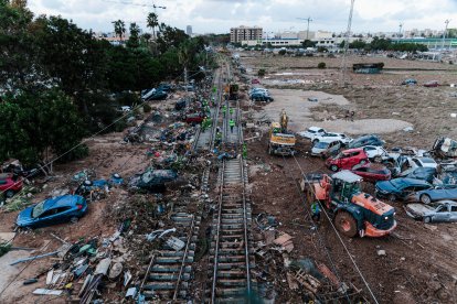 Varios coches amontonados en las vías del tren, a 2 de noviembre de 2024, en Alfafar, Valencia, Comunidad Valenciana (España).