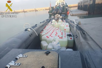 Petacas de gasolina incautadas por la Guardia Civil de Cádiz en la desembocadura del río Guadalquivir.

REMITIDA / HANDOUT por GUARDIA CIVIL
Fotografía remitida a medios de comunicación exclusivamente para ilustrar la noticia a la que hace referencia la imagen, y citando la procedencia de la imagen en la firma
05/11/2024