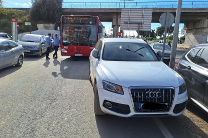 Coche que obstaculizaba el paso de autobuses