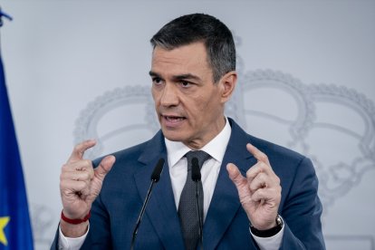 El presidente del Gobierno, Pedro Sánchez, durante una rueda de prensa, posterior al Consejo de Ministros, en el Palacio de La Moncloa, a 5 de noviembre de 2024, en Madrid (España). El Consejo de Ministros ha aprobado hoy un paquete de ayudas económicas, laborales y fiscales, junto con la declaración de zona gravemente afectada por una emergencia de Protección Civil para aquellos lugares de la Comunidad Valenciana, Castilla-La Mancha, Andalucía, Cataluña y Aragón que se han visto más golpeados por la DANA.

A. Pérez Meca / Europa Press
05 NOVIEMBRE 2024;RUEDA DE PRENS;RDP;COMPARECENCIA;
05/11/2024