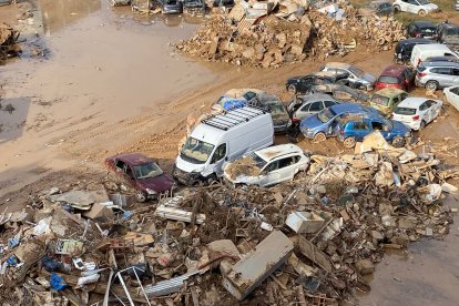 Basura, escombros y coches depositados en un descampado de Alfafar.