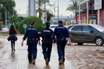 Tres agentes de Policía Nacional en las inmediaciones del centro comercial Bonaire