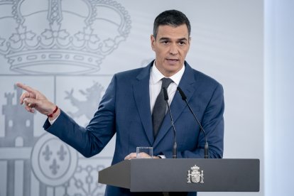 El presidente del Gobierno, Pedro Sánchez, Interviene durante una rueda de prensa, posterior al Consejo de Ministros, en el Palacio de La Moncloa, a 5 de noviembre de 2024, en Madrid (España). El Consejo de Ministros ha aprobado hoy un paquete de ayudas económicas, laborales y fiscales, junto con la declaración de zona gravemente afectada por una emergencia de Protección Civil para aquellos lugares de la Comunidad Valenciana, Castilla-La Mancha, Andalucía, Cataluña y Aragón que se han visto más golpeados por la DANA.

A. Pérez Meca / Europa Press
05 NOVIEMBRE 2024;RUEDA DE PRENS;RDP;COMPARECENCIA;
05/11/2024