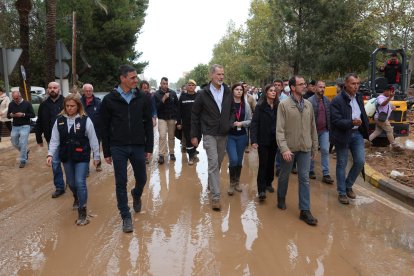 Pedro Sánchez con los Reyes y Carlos Mazón. en su visita a Paiporta este domingo.