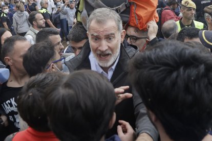 Felipe VI, durante los incidentes de Paiporta.