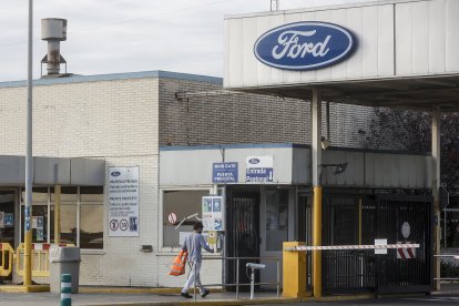 Archivo - Un trabajador accede a la entrada de la factoría de Ford España (archivo).