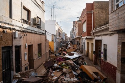 Escombros y basura acumulados en la calle, a 5 de noviembre de 2024, en Catarroja, Valencia, Comunidad Valenciana (España