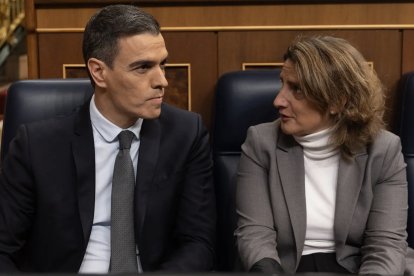 El presidente del Gobierno, Pedro Sánchez, y la actual vicepresidenta tercera y ministra para la Transición Ecológica, Teresa Ribera.