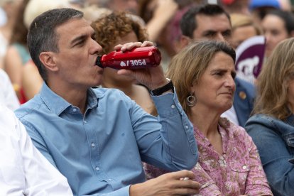 El presidente del Gobierno, Pedro Sánchez, y la vicepresidenta tercera, Teresa Ribera.