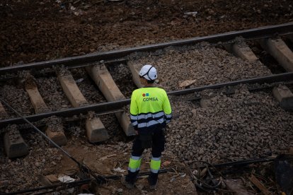 Un operario trabaja en la reparación de las vías del tren de Alfafar, tras el paso de la DANA