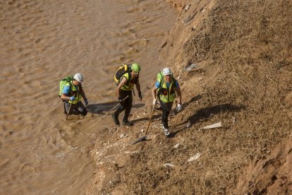 Agentes de la Guardia Civil buscan víctimas en una zona afectada por la DANA, en el barranco del Poyo, a 6 de noviembre de 2024