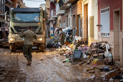 Militares en las calles de Valencia arrasadas por la DANA