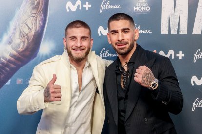 Aleksandre Topuria junto a su hermano Ilia en la premier de su documental