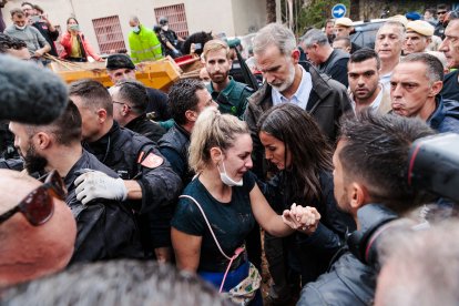 El Rey Felipe VI y la Reina Letizia durante su visita a una zona afectada por la DANA, a 3 de noviembre de 2024, en Paiporta, Valencia, Comunidad Valenciana (España)