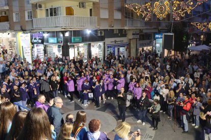 Centenares de vecinos y visitantes se ha reunido en la tarde de hoy viernes ante la tribuna instalada en la confluencia de las calles Martínez Alejos con Gambo