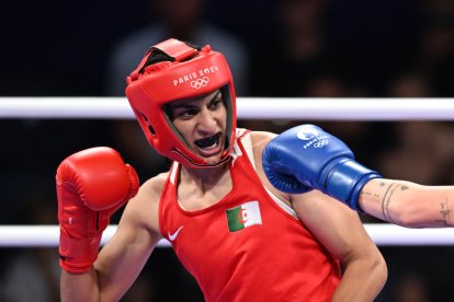 La boxeadora argelina Imane Khelif, en un combate en los JJOO de París