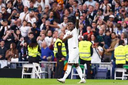 Vinicius celebra un gol ante Osasuna en el Bernabeú.