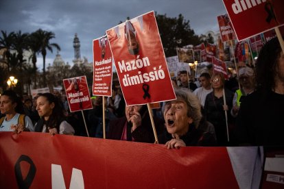 Una mujer un cartel durante una manifestación que recorre las calles de Valencia para exigir la dimisión del presidente de la Generalitat valenciana, a 9 de noviembre de 2024, en Valencia, Comunidad Valenciana (España). Más de una veintena de organizaciones sociales, cívicas y sindicatos se manifestan hoy por la gestión de la Generalitat valenciana en la catástrofe provocada por la DANA,  que se ha cobrado la vida de al menos 215 personas en Valencia. 'Mazón dimisión' es el lema de la marcha que recorre las calles de la ciudad, desde el Ayuntamiento de Valencia hasta el Palau de la Generalitat.

Alejandro Martínez Vélez / Europa Press
09 NOVIEMBRE 2024;VALENCIA;DANA;MAZON;GENERALITAT
09/11/2024