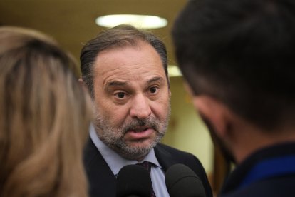 El diputado del Grupo Mixto y exministro de Transportes, José Luis Ábalos, durante una sesión plenaria, en el Congreso de los Diputados.