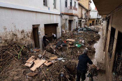 Voluntarios limpian los desperfectos ocasionados por la DANA en Paiporta