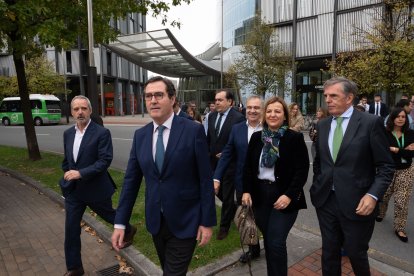 (Foto de ARCHIVO)
La presidenta de Confebask, Tamara Yagüe, y el presidente de la CEOE, Antonio Garamendi en una concentración de diez minutos en solidaridad con las víctimas de la DANA, organizado por Confebask y CEOE, en la plaza Euskadi.
David de Haro / Europa Press
08/11/2024