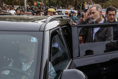 El rey Felipe VI entra en un coche tras su visita a Paiporta el pasado 3 de noviembre.