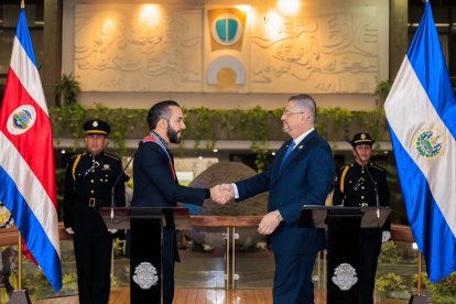 El presidente de El Salvador, Nayib Bukele, y el de Costa Rica, Rodrigo Chaves

REMITIDA / HANDOUT por PRENSA PRESIDENCIAL DE EL SALVADOR
Fotografía remitida a medios de comunicación exclusivamente para ilustrar la noticia a la que hace referencia la imagen, y citando la procedencia de la imagen en la firma
12/11/2024