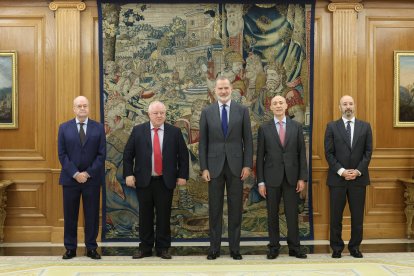 (Foto de ARCHIVO)
El Rey Felipe VI recibe en audiencia a una representación de la Fundación de Estudios de Economía Aplicada (FEDEA), en el Palacio de la Zarzuela, a 17 de octubre de 2024, en Madrid (España). La Fundación sigue de forma activa y crítica la política social y económica nacional y europea y trata de informar el debate público sobre su diseño. El próximo año cumple 40 años.

Marta Fernández / Europa Press
17/10/2024