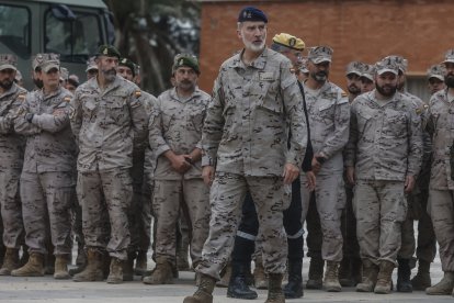 El rey Felipe VI en su visita a la Base Militar 'Jaime I' en Bétera, Valencia.