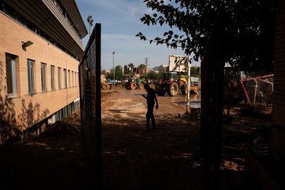 Varias personas trabajan limpiando los estragos ocasionados por la DANA