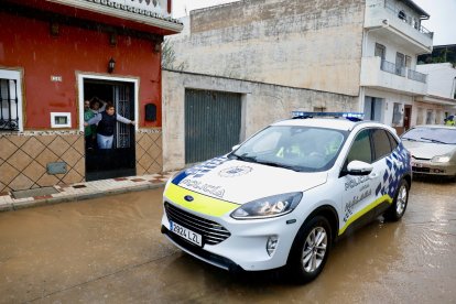 Vecinos de la barriada del Brillante, en Málaga, observan la llegada de las aguas.